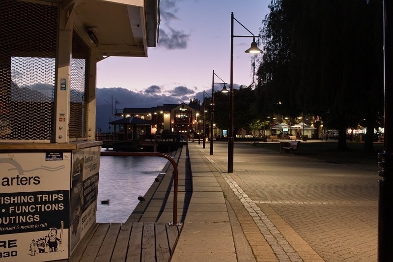 3050 - Queenstown waterfront at night