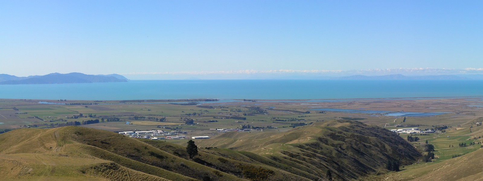 Cloudy Bay from viewpoint (dual head)